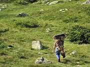 23 Io vado a spasso con lo zaino leggero, il mandriano sale con la gabbia pesante carica di attrezzi